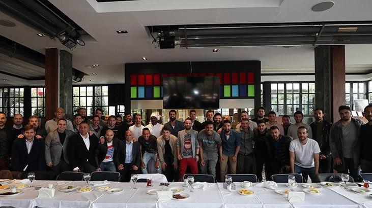 Fenerbahçe futbol takımı yemekte buluştu