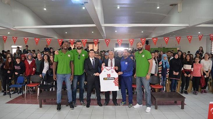 Karesisporlu basketbolcular Bigadiç'te