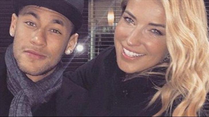 Neymar, Burcu Esmersoy'u takibe aldı