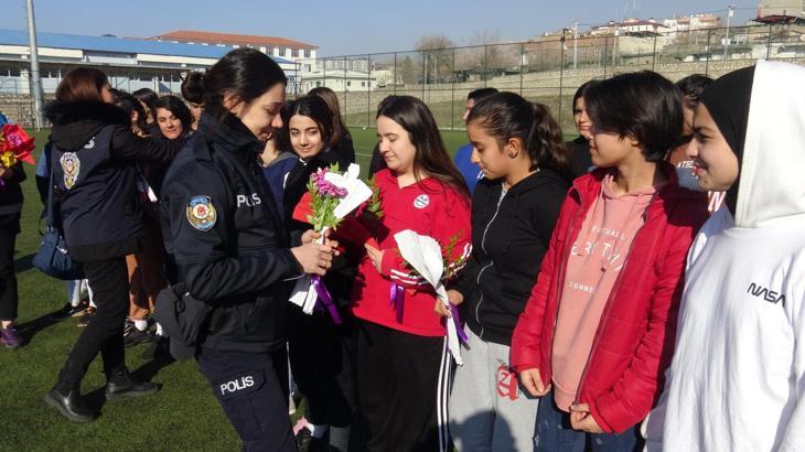 Silvan Aslanspor'a kadın polislerden ziyaret