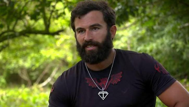 Survivor Turabi, uçakta olay çıkaran yolcuyu bağladı!
