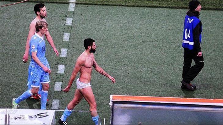 Lazio'lu futbolcular sahayı külotla terk etti