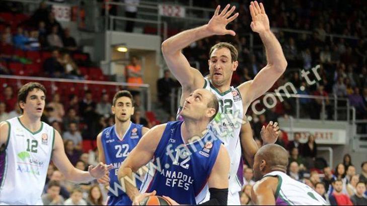 Anadolu Efes 74-70 Unicaja Malaga
