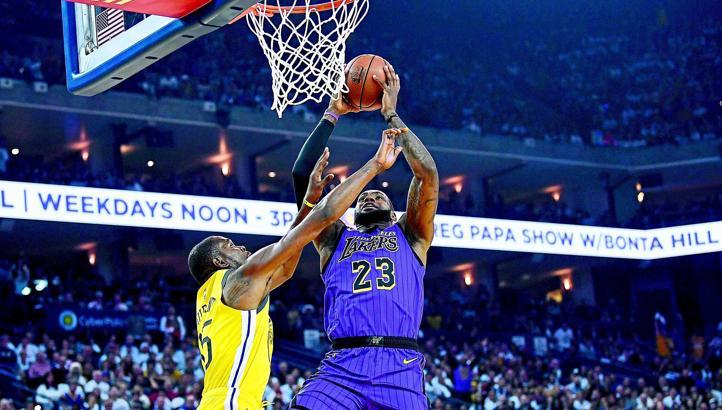 Lakers'tan Golden State Warriors karşısında Noel hediyesi