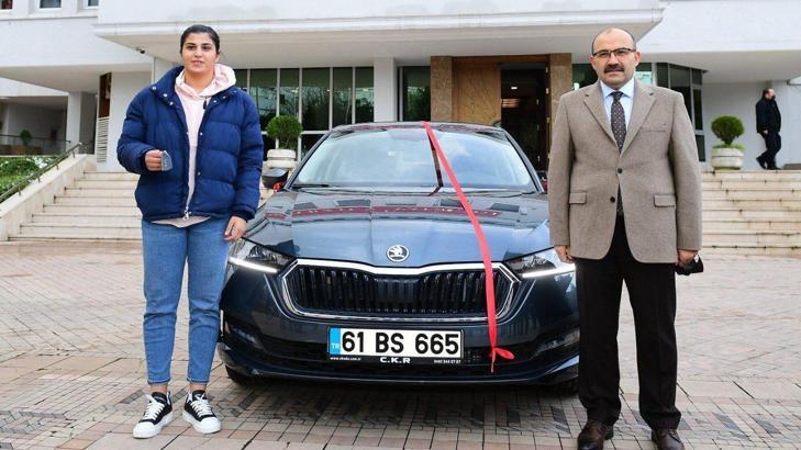 Olimpiyat şampiyonu Busenaz Sürmeneli, otomobille ödüllendirildi