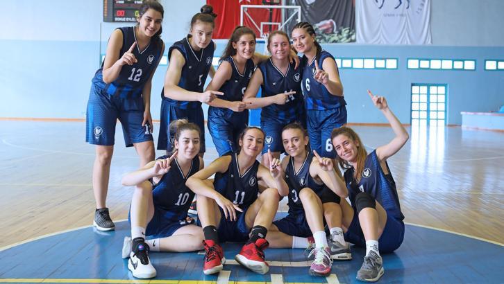 Yaşar'ın perileri namağlup 1. Lig'de
