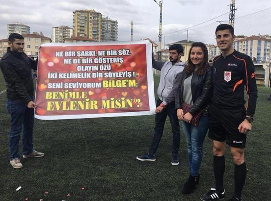 Futbol hakeminden sahada evlenme teklifi