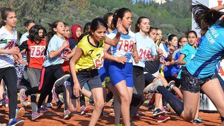 Okullararası kros grup yarışları Kuşadası'nda yapıldı