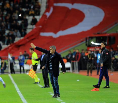 Şenol Güneş, Şifo Mehmet'i hakeme doğru ittirdi