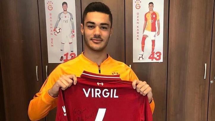 Liverpool'un yıldızı Virgil van Dijk'ten Galatasaraylı Ozan Kabak'a forma hediyesi
