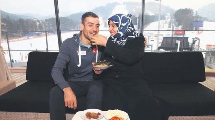 Hamza Dursun'un Kore'de aile saadeti