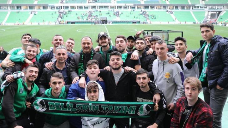 Sakarya Valisi Çetin Oktay Kaldırım, taraftarlarla birlikte maç izledi