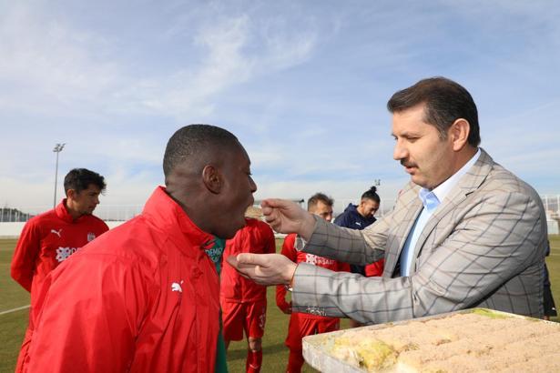 Vali Ayhan'dan Sivasspor'a baklava dopingi