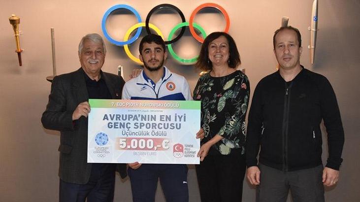 Milli judocu Mihraç Akkuş, ödülünü Olimpiyatevi'nde aldı