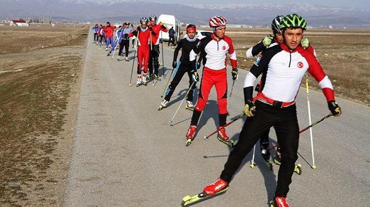 Kar yağmayınca asfaltta antrenman yaptılar