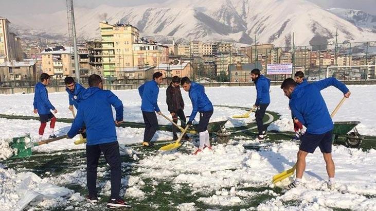 Futbolculardan kar temizliği