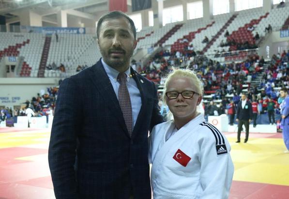 Görme engelli judocu Cahide Eke'den bir ilk