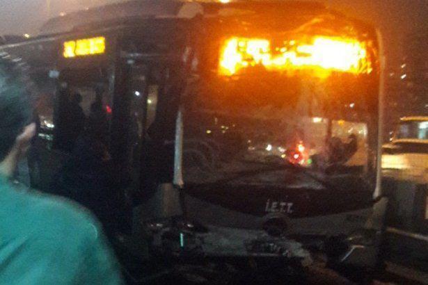 Metrobüs, metrobüse çarptı - Çok sayıda ambulans sevk edildi