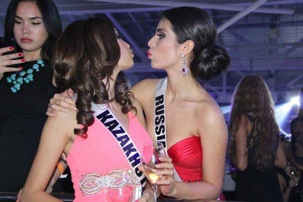 Kazakistan'da bir erkek, kadın güzellik yarışmasında finale kaldı