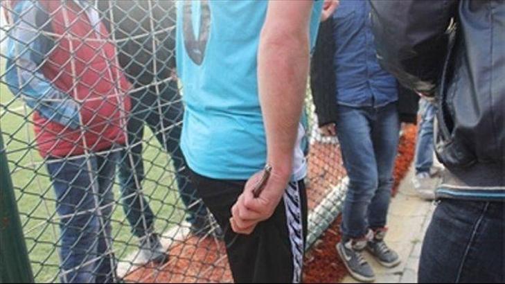 Kırmızıya sinirlendi bıçakla geldi!