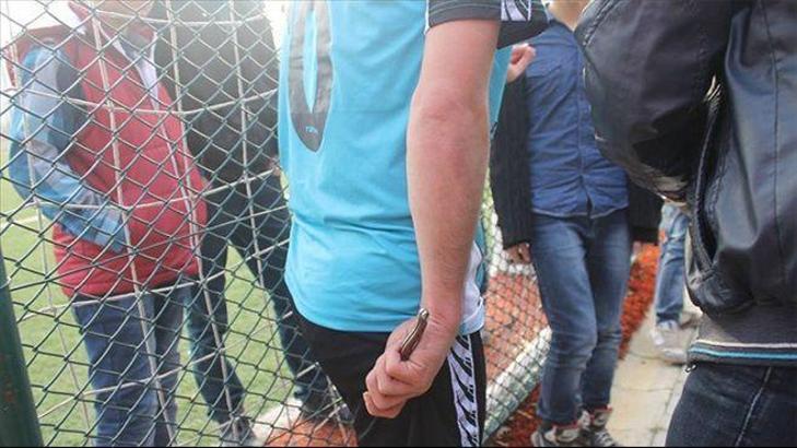 Kırmızı kart gören futbolcu bıçakla sahaya döndü