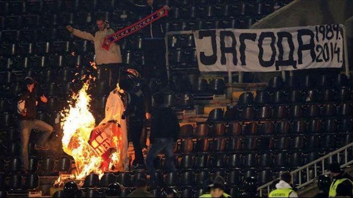 Sırp taraftarlar Ultraslan bayrağı yaktı