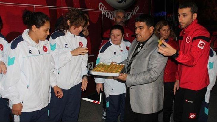 Türkiye İşitme Engelliler Spor Federasyonu yönetimi'nden baklavalı karşılama