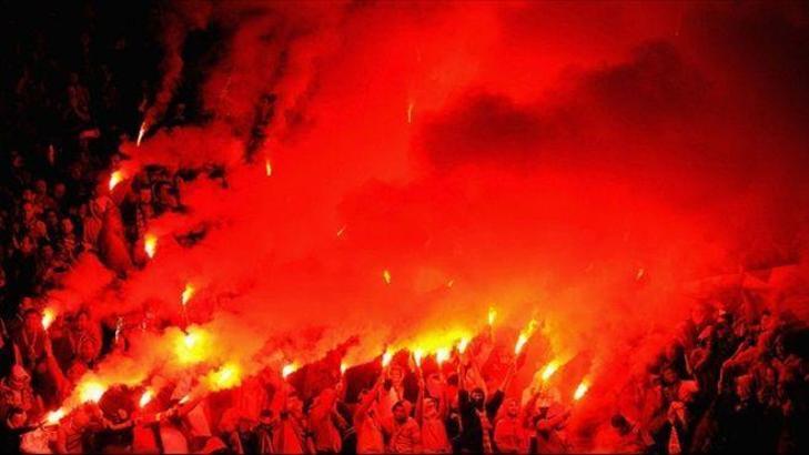Galatasaraylı bir kadın taraftar iç çamaşırına meşale saklamış!