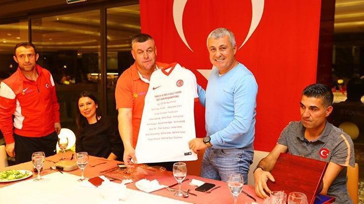 Başkan Sözen, milli gururlarımızı akşam yemeğinde ağırladı