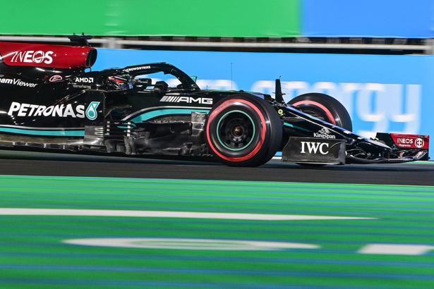 Suudi Arabistan GP'de pole pozisyonu Lewis Hamilton'ın! Max Verstappen hata yaptı