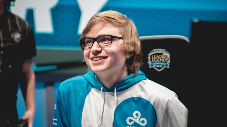 Ünlü esporcu Sneaky'den yeni yıla özel cosplay geldi