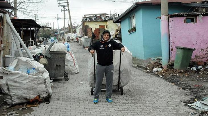 Dünya şampiyonu kağıt toplamaya devam ediyor