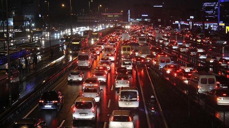 İstanbul'da kar yağışı hızlandı ve trafik felç oldu