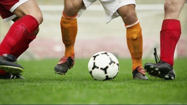 Hakeme saldıran futbolcuya 50 yıl men!