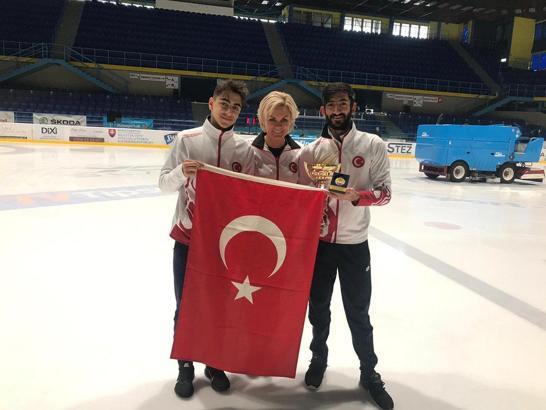 Buz pateninde milli takım, birinciliği elde etti