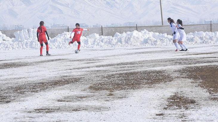 Kadın futbolcular kışa aldırmadılar