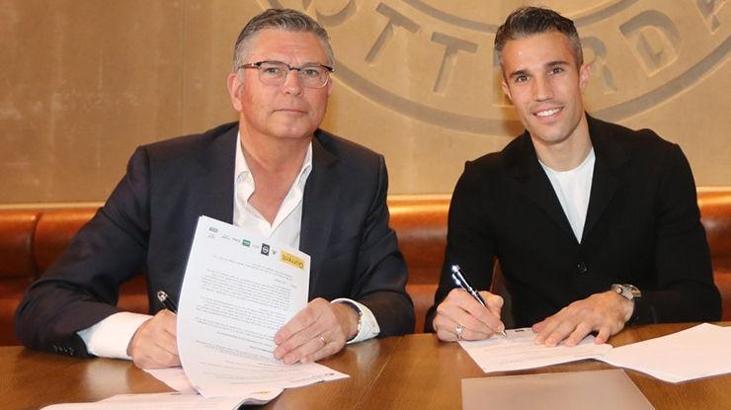 Robin van Persie imzayı attı
