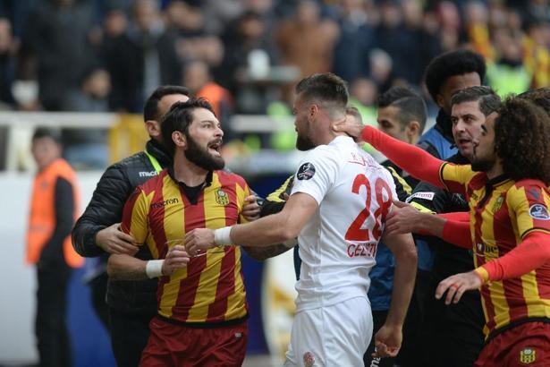 Yeni Malatyaspor-Antalyaspor maçında saha karıştı!