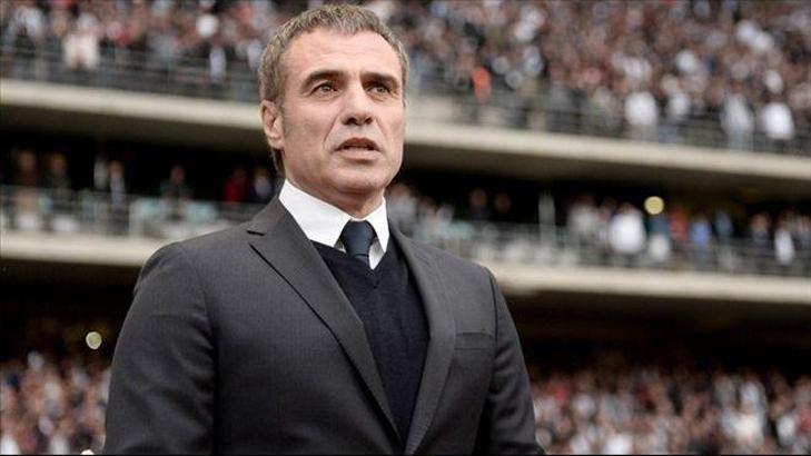 Fenerbahçe tribünlerinde 'Ersun Yanal' tezahüratı