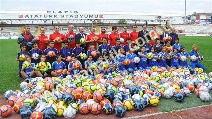 Futbolun Ustaları Elazığ'da gençlerle buluştu