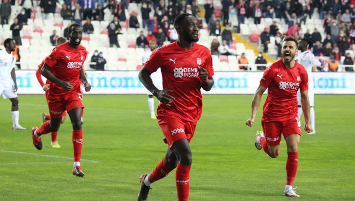 Sivasspor'lu Mustapha Yatabare gol sayısını 5'e yükseltti