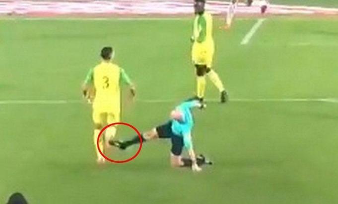 Nantes-PSG maçında hakemden oyuncuya tekme!