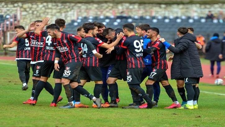 Uşakspor sol şeritte