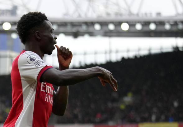 Bukayo Saka'dan Mesut Özil sevinci
