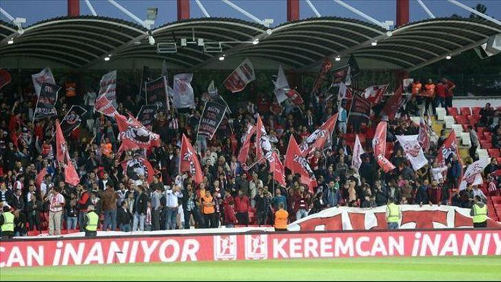Taraftarlar tribünde atıştı