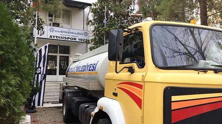 Tesisinde su akmayan kulübe 45 kilometreden tankerle su taşındı