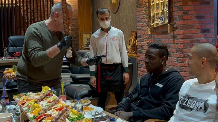 Balotelli ve Gökhan İnler'in kebap keyfi