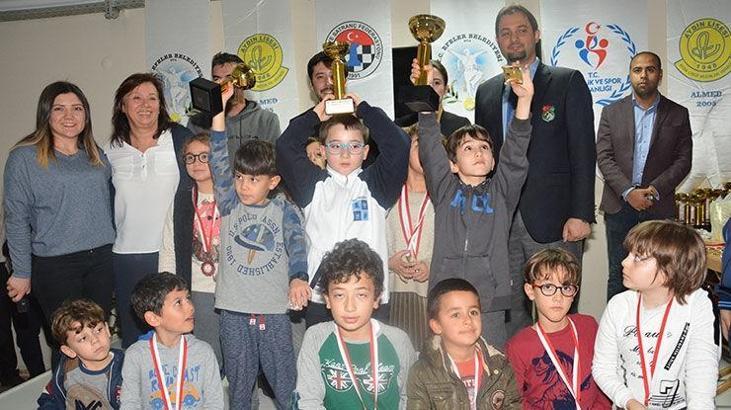 Dereceye giren satranç sporcuları ödüllerini aldı