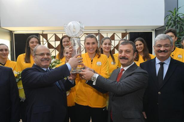 Dünya şampiyonu VakıfBank, kupayı Yönetim Kurulu'na takdim etti