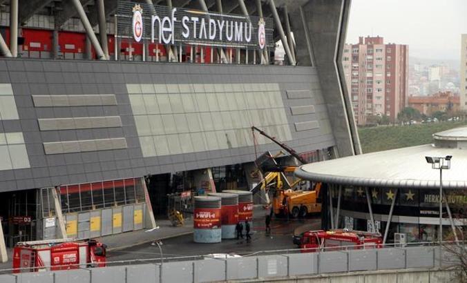 Son dakika haberi! Galatasaray'ın stadyumunda vinç devrildi: 3 yaralı
